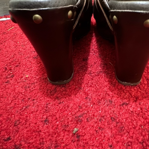 UGG Brown Boots with Smooth Leather and Adjustable Strap - Picture 6 of 6